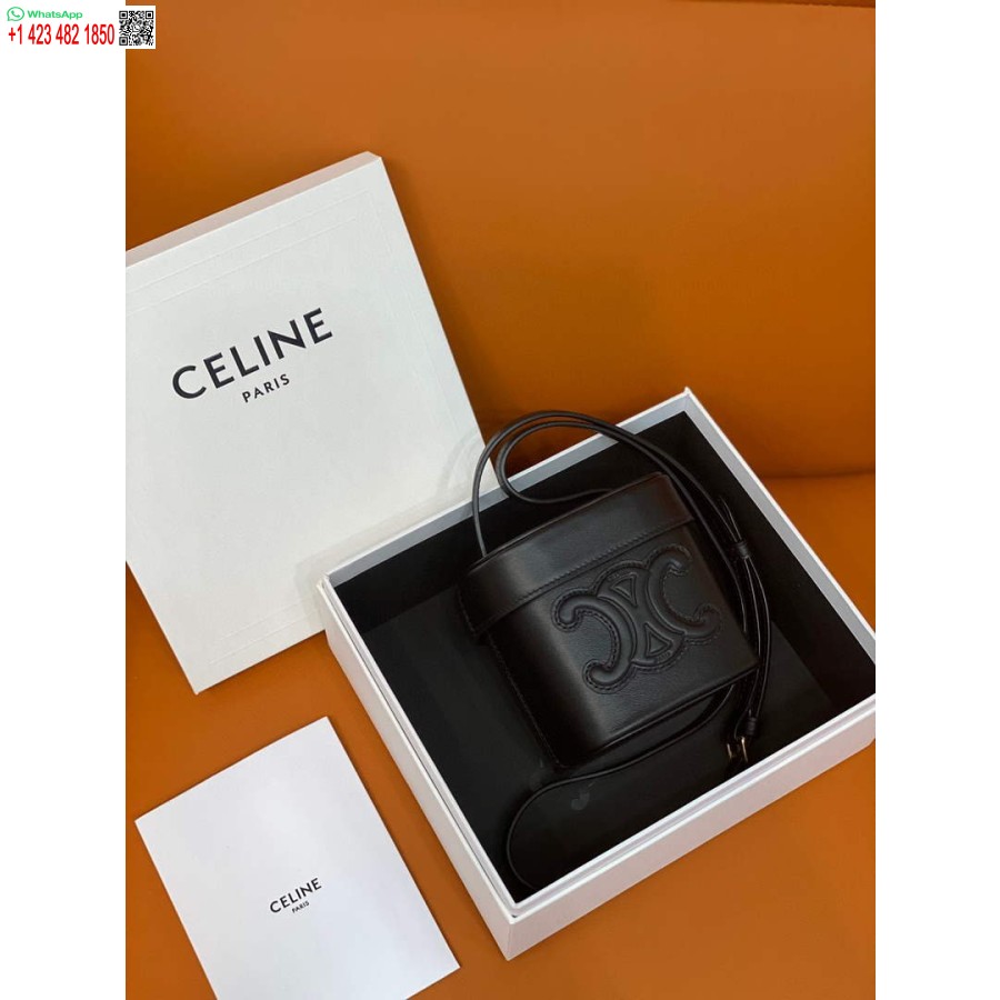 Replika Celine 199263 Kotak Kecil Cuir Triomphe Berbahan Kulit Anak Sapi Halus Berwarna Hitam