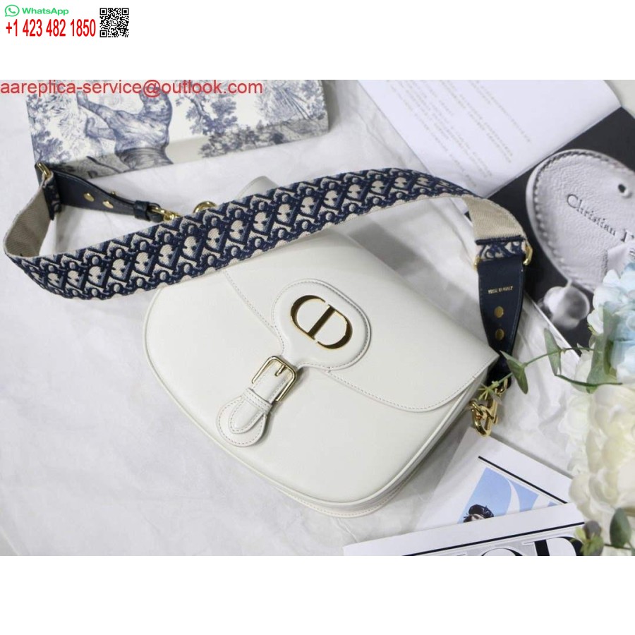 نسخة طبق الأصل من حقيبة Dior M9320 كبيرة الحجم من Dior Bobby مصنوعة من جلد العجل مع حزام مطرز مائل أزرق