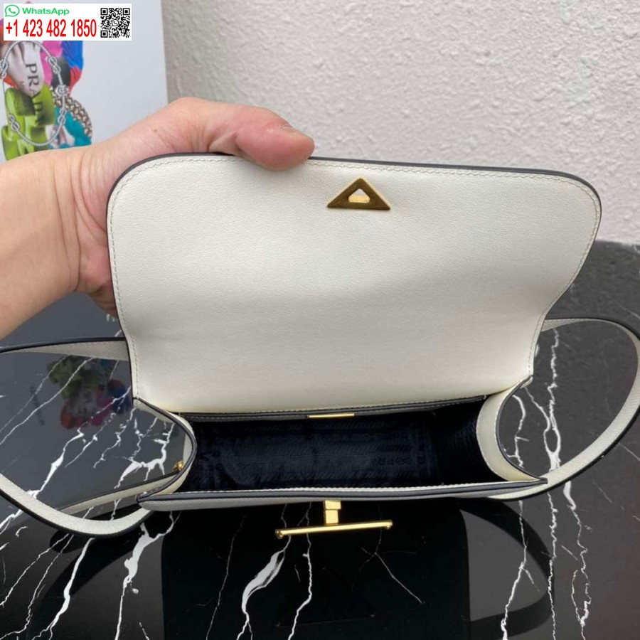 Replika Prada 1bd320 Prada Emblème Saffiano Torba Za čez Ramo Bela