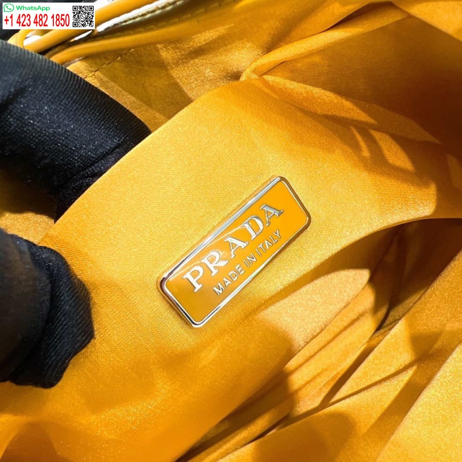 Replica Prada 1bc169 Prada Cleo Satiinilaukku Kullankeltaisilla Applikaatioilla